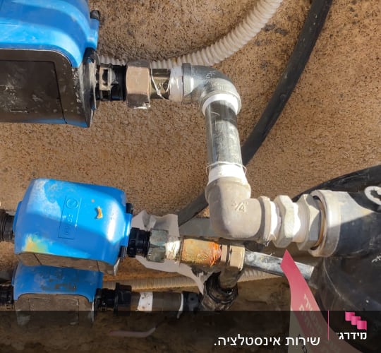צנרת ומחברים בעבודת אינסטלציה